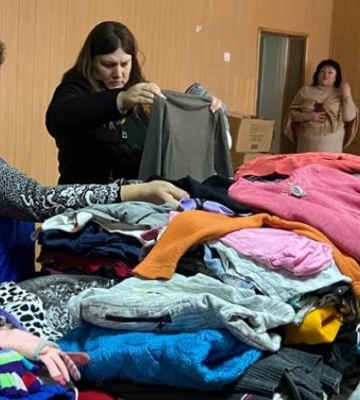 Дніпро допомагає: родини-переселенці продовжують отримувати теплі речі