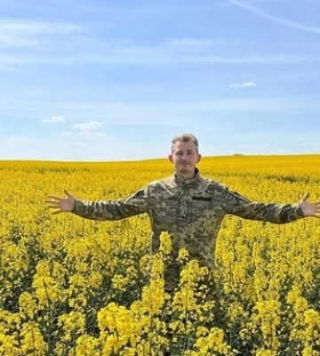 Коля Сєрга випустив зворушливу пісню Молитва
