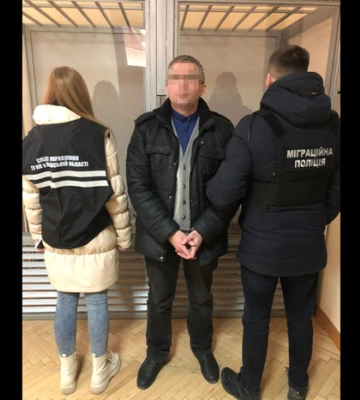 Чоловік, який роками ґвалтував неповнолітню доньку, виявився львівським дияконом