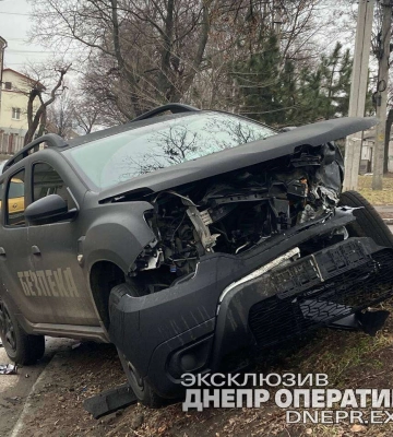 У Дніпрі на Камчатській Kia протаранив автомобіль охоронної фірми