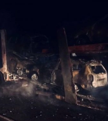 На трасі Київ - Чоп згорів автовіз із сімома новими легковиками