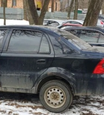 У Дніпрі парк Богдана Хмельницького перетворили на суцільне паркування