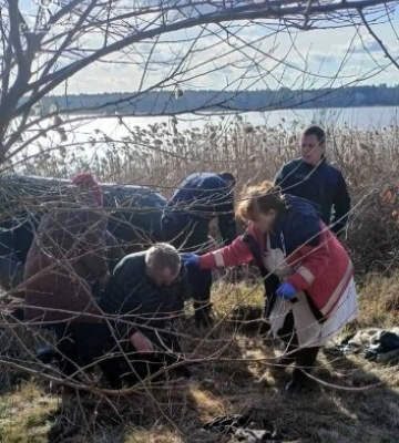 Рятувальники на Житомирщині дістали з крижаної води рибалку, який провалився під лід