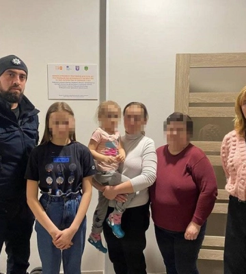 У Києві чоловік побив дружину та доньку на очах у маленьких онучок