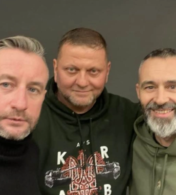 Український письменник Сергій Жадан провів благодійний аукціон, де розіграв книги з автографом головнокомандувача ЗСУ