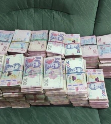 На кордоні у 58-річного закарпатця митники вилучили майже 3 мільйони гривень