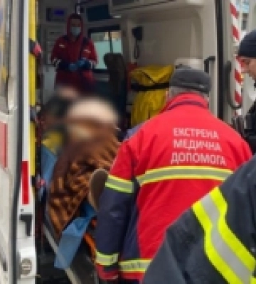 У Луцьку рятувальники визволили з квартири жінку з ознаками інсульту