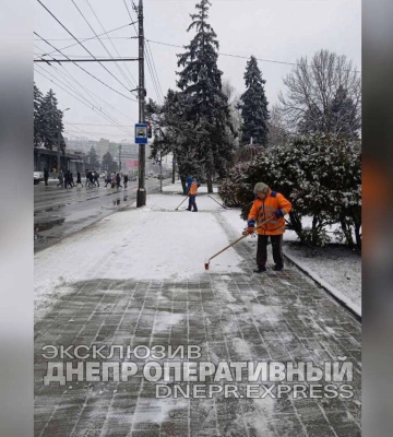Наслідки снігопаду у Дніпрі ліквідовували понад 500 комунальників: фото