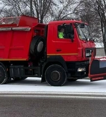 Розчищення снігу в Дніпрі: водіїв просять не заважати роботі спецтехніки