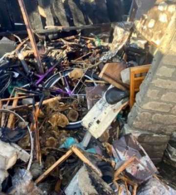На Дніпропетровщині уламки ворожих ракет впали на дах приватного будинку