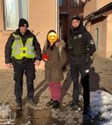 На Закарпатті патрульні допомогли жінці відшукати загублений мобільний телефон