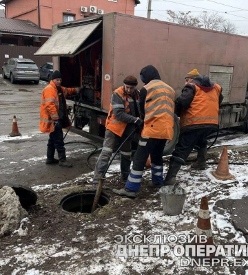 Ганчір&amp;#039;я та непотріб: що дістають з каналізації комунальники Дніпра