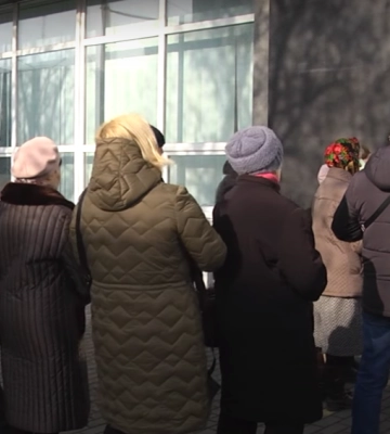 Як у совку: у Луцьку біля Пенсійного фонду - величезні черги