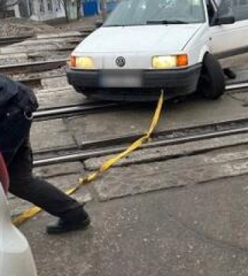 На Полтавщині з-під потяга витягли автомобіль