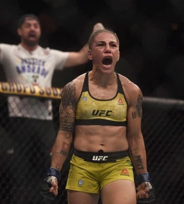 Зірка UFC пішла з OnlyFans після того, як позувала оголеною з титульним поясом