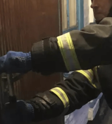У Київській області рятувальники визволяли хвору жінку із зачиненої квартири