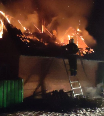 На Сумщині вогнеборці приборкуючи пожежу запобігли масштабному загорянню (ВІДЕО)