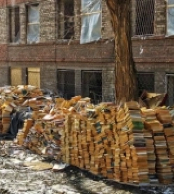 Росіяни викидають книжки з бібліотечних фондів університету в Маріуполі
