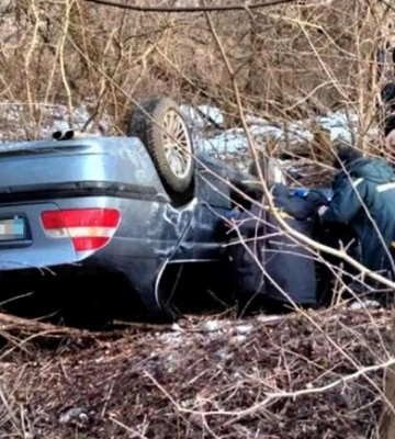 У Дніпрі автомобіль злетів у кювет і перевернувся на дах