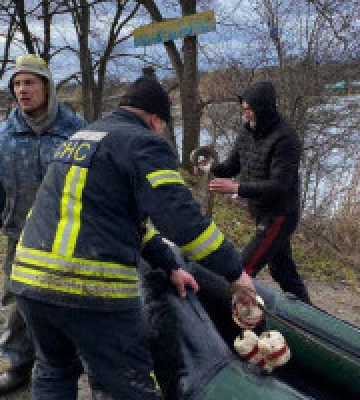 На Обухівщині врятували горе-рибалок, що провалились під кригу