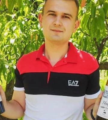 Винороб із Закарпаття виготовляє рідкісні вина з калини та кульбаби