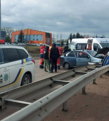 Травмувалась 9-річна дівчинка: на Рівненщині розшукали водія фури, через якого легковик влетів у відбійник