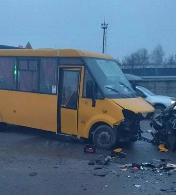 Водій загинув на місці: На Київщині легковик протаранив маршрутку