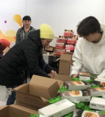 Львів’янам, які проживають у модульних містечках, передали продуктові набори
