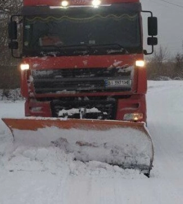 На Полтавщині автошляхи посипали протиожеледними матеріалами