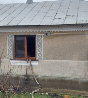 На Волині горів житловий будинок: вогонь пошкодив стіни, підлогу та речі