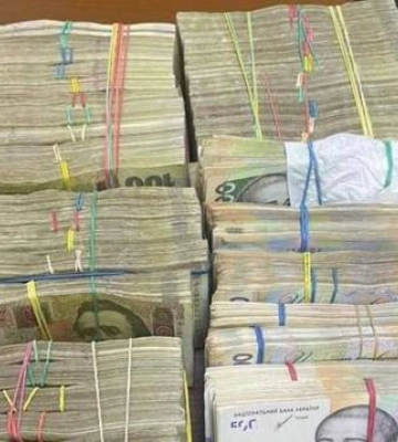 У маршрутника на кордоні знайшли майже мільйон гривень: заховав під сидінням і ковдрами