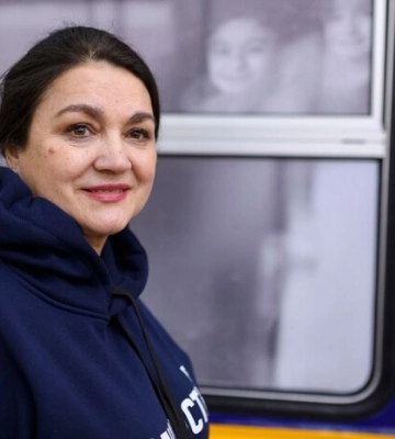 Наталія Сумська прийшла на вокзал та влаштувала неочікуваний виступ