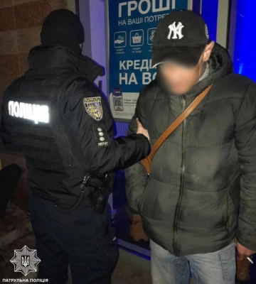 Патрульні вчергове затримали чоловіка, який перебував у розшуку