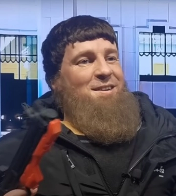 Комік висміяв Кадирова з його &quot;трофейним пістолетом&quot;