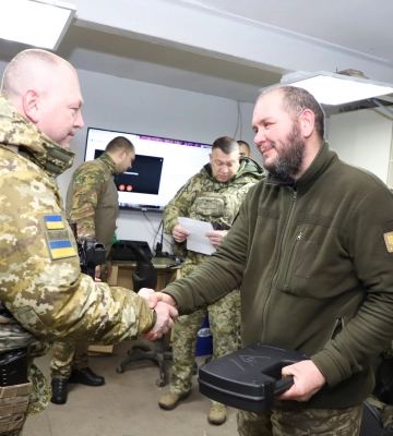 Пограничников, уничтоживших два вражеских самолета, отметили наградным оружием
