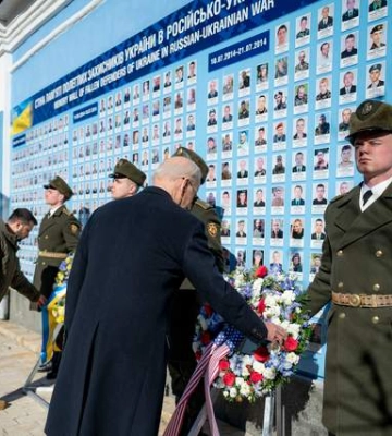Зеленський і Байден разом вшанували пам&#039;ять захисників України: потужні фото