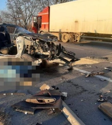 У ДТП на Одещині вантажівка розірвала легковик, пасажир якого загинув