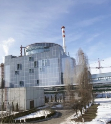 Через російський обстріл зупинився один із блоків Хмельницької АЕС
