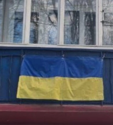 Мешканці столиці помітили балкон в кольорах російського прапору