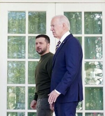 «Уникнути прямого конфлікту». США та Росія контактували перед візитом Байдена до Києва — AP