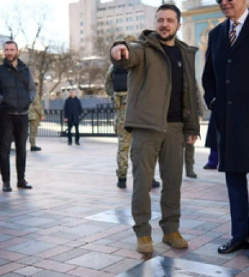 В центре Киева появилась памятная доска с именем Джо Байдена: фото