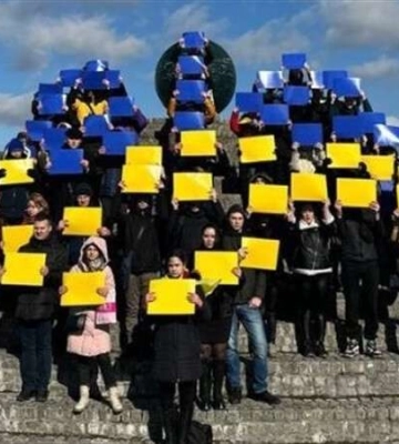 Вишикувались у герб і прапор України, а також слово «Воля»: молодь Дніпра вшанувала Героїв Небесної Сотні