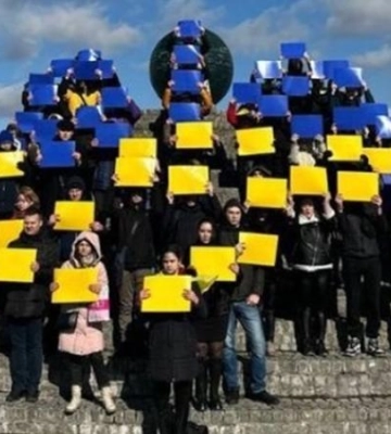 Вишикувались у герб і прапор України, а також слово «Воля»: молодь Дніпра вшанувала Героїв Небесної Сотні
