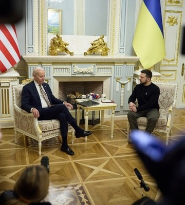 «Уникнути прямого конфлікту». США та Росія контактували перед візитом Байдена до Києва — AP