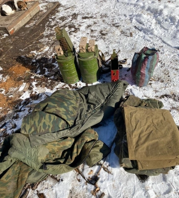 60-річний мешканець Харківщині тримав удома зброю, набої і форму рф