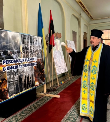 У будинку з левами відкрили фотовиставку «Революція Гідності в Києві та Чернівцях»