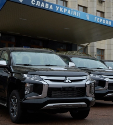 Житомирським військовим та рятувальниками передали нові пікапи