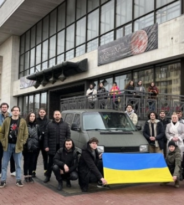 Актори Франківського драмтеатру передали авто захисникам під Бахмут