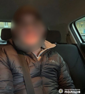 Поліцейські затримали жителя Рівненщини, який викрадав гроші з автомобілів чернівчан