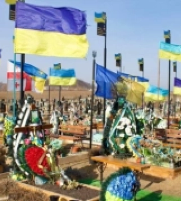 На могилах загиблих захисників на Волині встановили 50 флагштоків з державним прапором